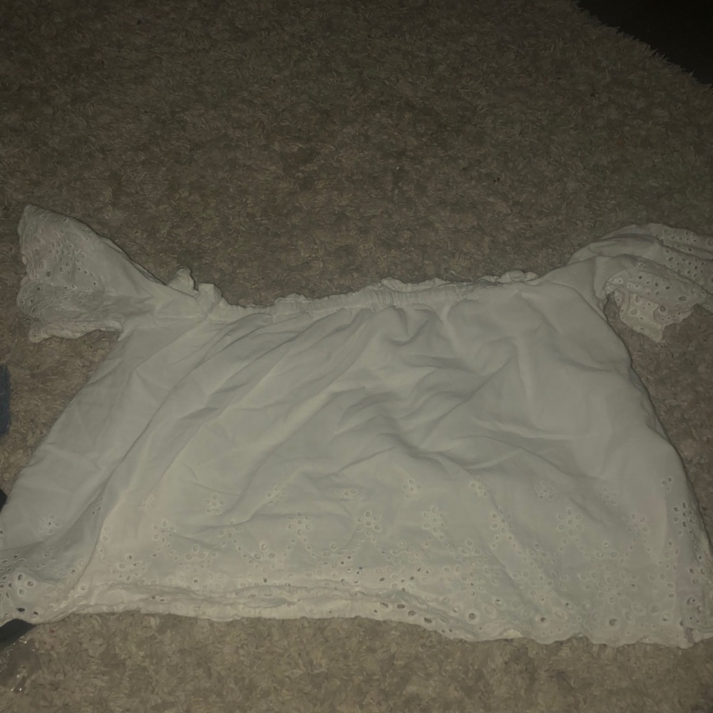 white flowy off the shoulder blouse⭐️